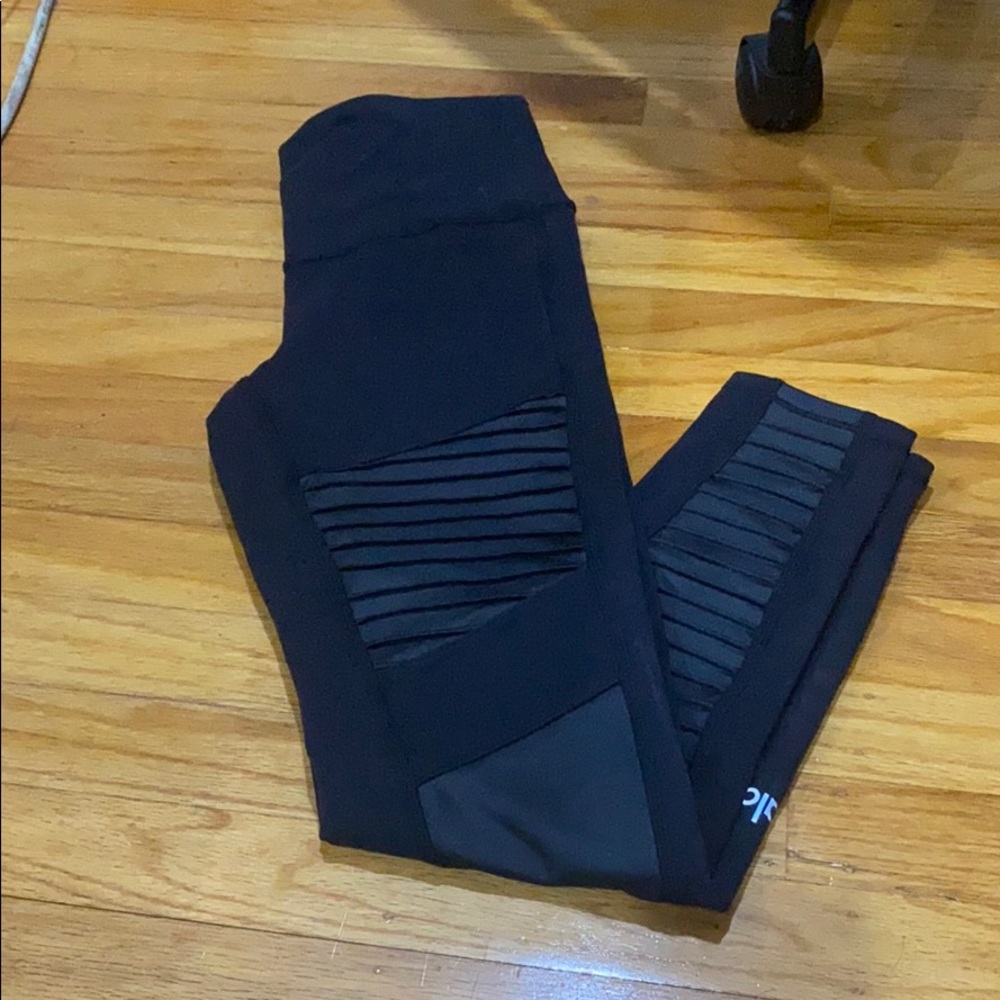 Selling alo moto leggings! Size small